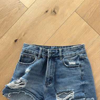 Ripped denim shorts 