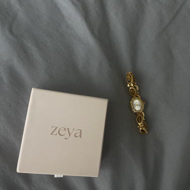 Zeya gold wristwatch
