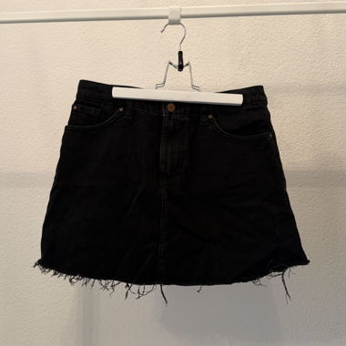 Schwarzer Jeans-Minirock mit Fransaum