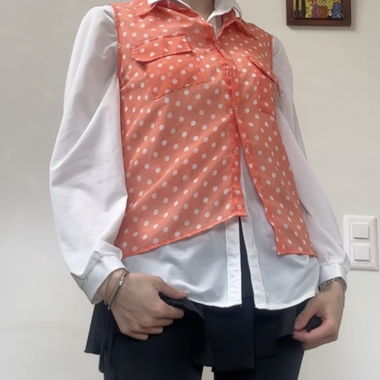 Camicia smanicata arancione a pois bianchi