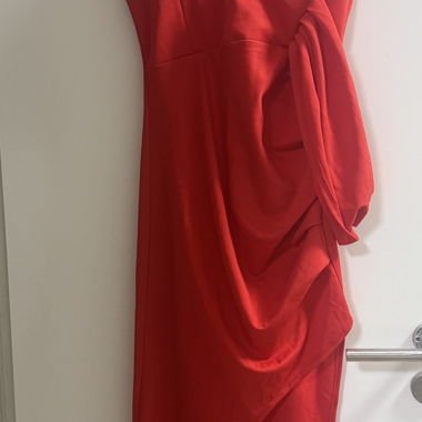 Robe de soirée rouge avec bretelles chaîne dorées