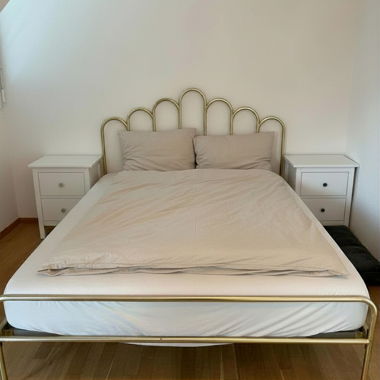 Goldenes Metallbett