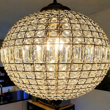 Spherical pendant lamp in glass and brass