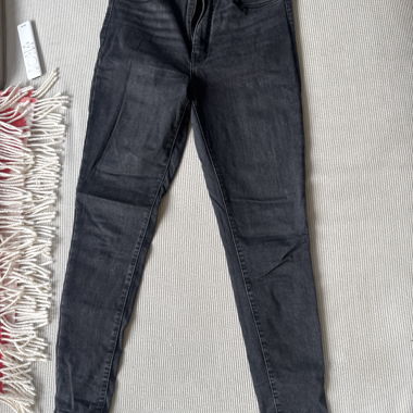 Dunkle Jeanshose