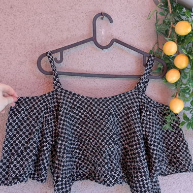 Crop top nero Subdued con motivo e spalline