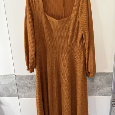 Braunes Langarmkleid