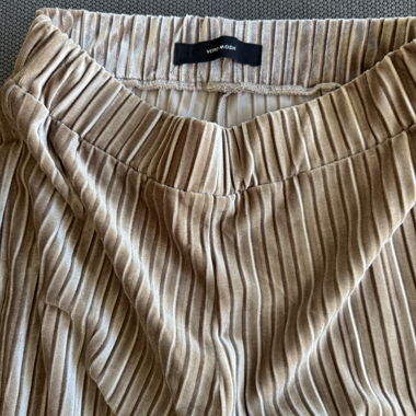 Pantaloni plissettati beige