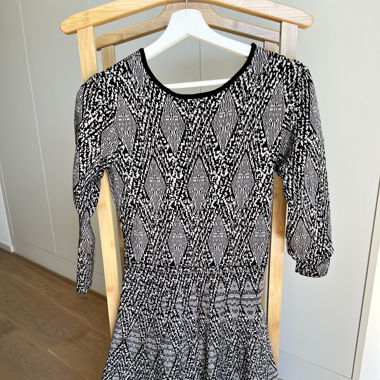 Schönes Kleid für kältere Tage