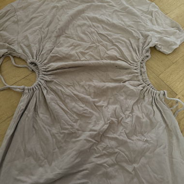 Vestito T-shirt beige Bershka con foro sul lato 