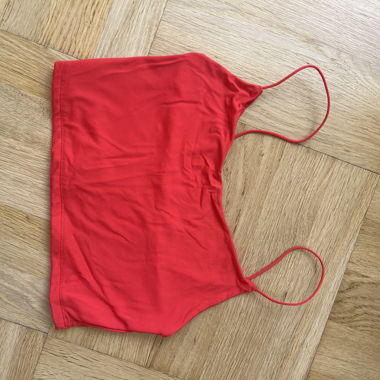 Top rouge à fines bretelles