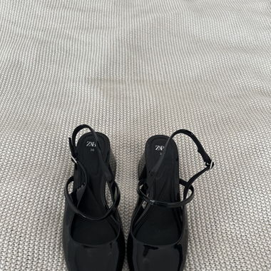 Lackschuh mit Blockabsatz der Marke Zara