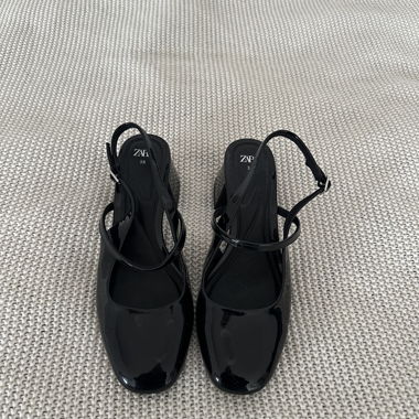 Lackschuh mit Blockabsatz der Marke Zara