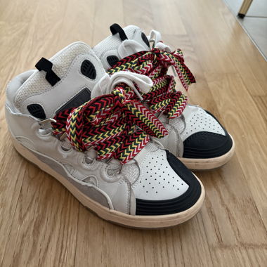 Weiße Sneaker im Lanvin-Stil