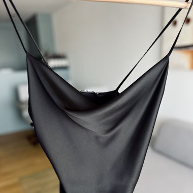 Abito in raso nero
