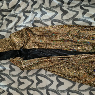 Cape à sequins dorés