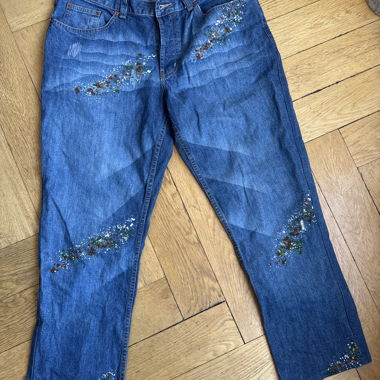 Blaue Straightleg Jeans mit Farbspritzer