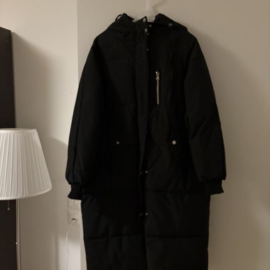 Schwarzer Parka-Mantel