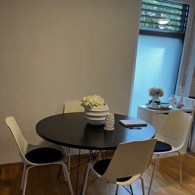 Tisch mit 4 Stühlen