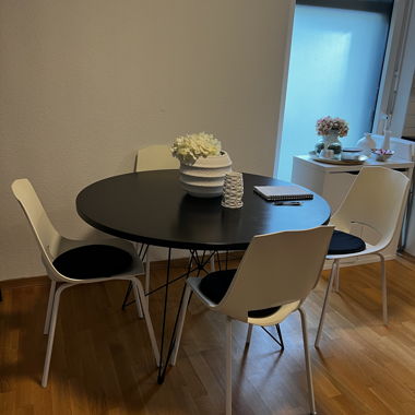 Tisch mit 4 Stühlen