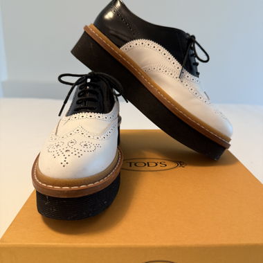 Schnürschuh von Tod’s, neu