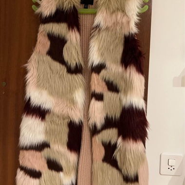 Langer Strickgilet mit Fell