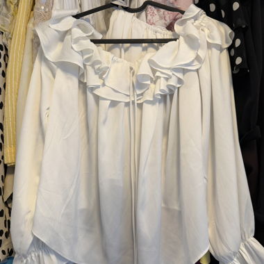 Blouse blanche à volants d’ANNA FIELD