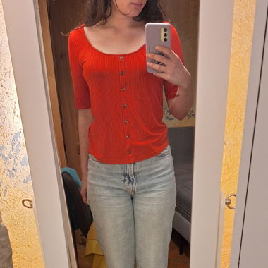 T shirt rouge à bouton