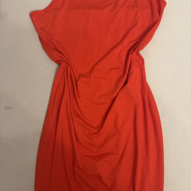Rotes Spaghettitraeger-Kleid