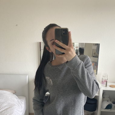 Grauer Pullover