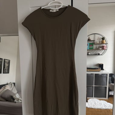 eng anliegendes Kleid