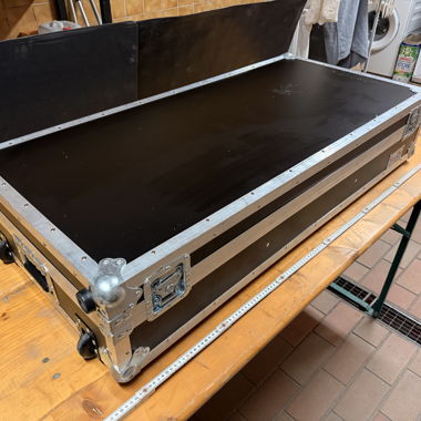 Flight case nero con ruote per 3x Pioneer CDJs