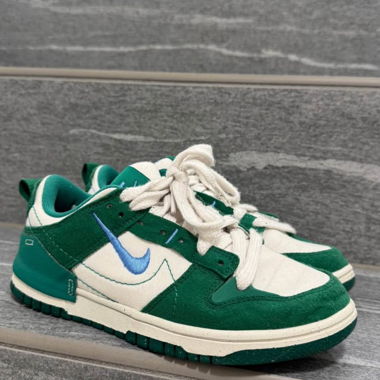 Grüne und weisse Nike-Sneakers