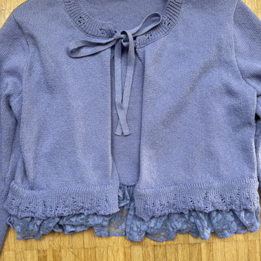 Gilet en maille lilas ZARA avec ourlet en dentelle