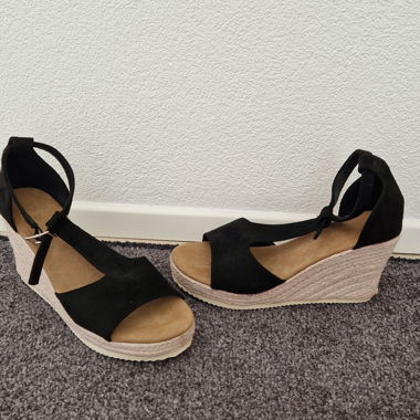 Schwarze Keilsandalen