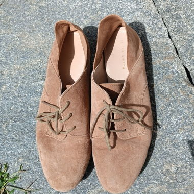 Braune Wildleder-Schnuerschuhe