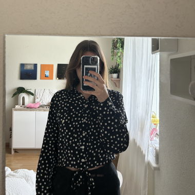 Chemise noire à pois