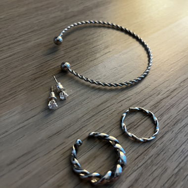 Jewellery set - earrings, two rings and bracelet
