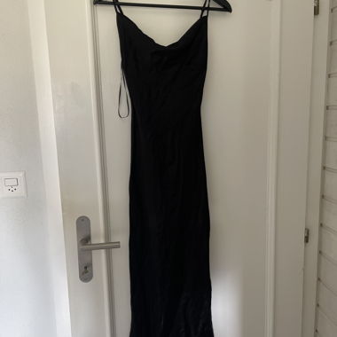 Schwarzes Slip-Kleid