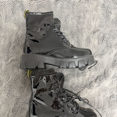 Schwarze Lack Boots
