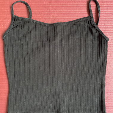 Schwarzes Rib-Top
