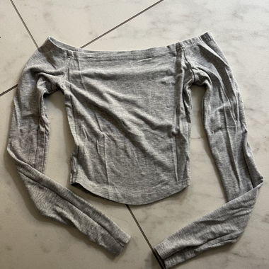 Maglia grigia a maniche lunghe