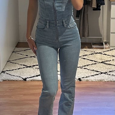 Hellblaue Denim-Jumpsuit