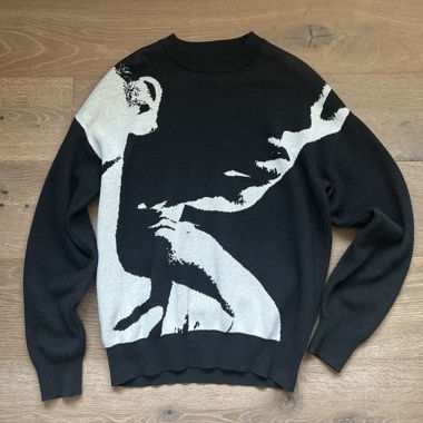 Schwarzer Pullover
