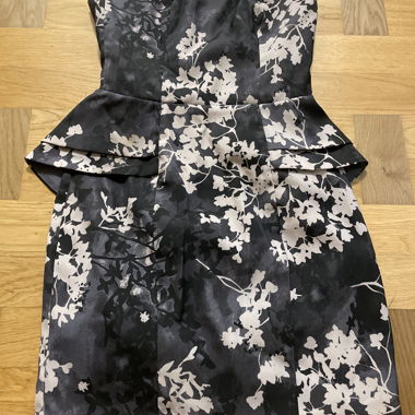 Abito nero a fiori