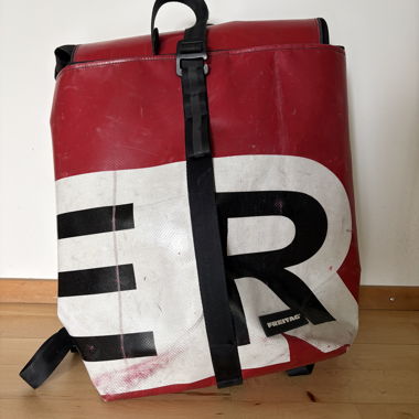 Roter Rolltop-Rucksack