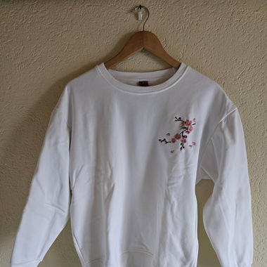 Weisser Sweater mit Kirschblüten-Stickerei Gr. M