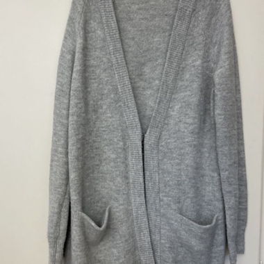Grauer langer Cardigan