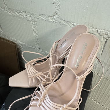 Schuhe mit hohen Absätzen