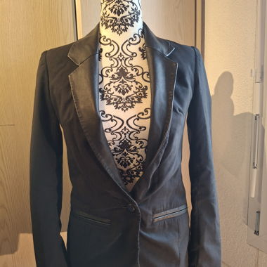 Blazer noir avec détails en cuir