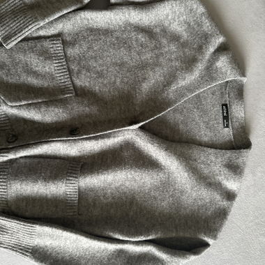Graue Strickjacke mit Knopfen